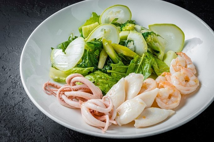 Зеленый салат с морепродуктами